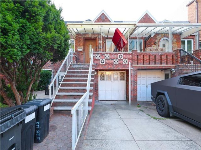  4 BR,  3.00 BTH &nbsp;Single family style home in Sheepshead Bay