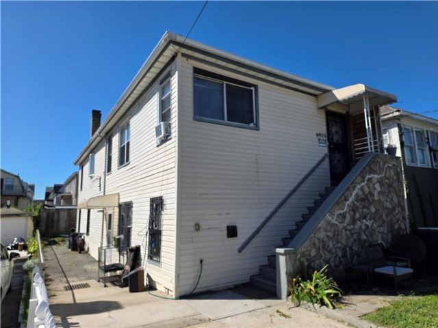  7 BR,  4.00 BTH &nbsp;Multi-family style home in Arverne