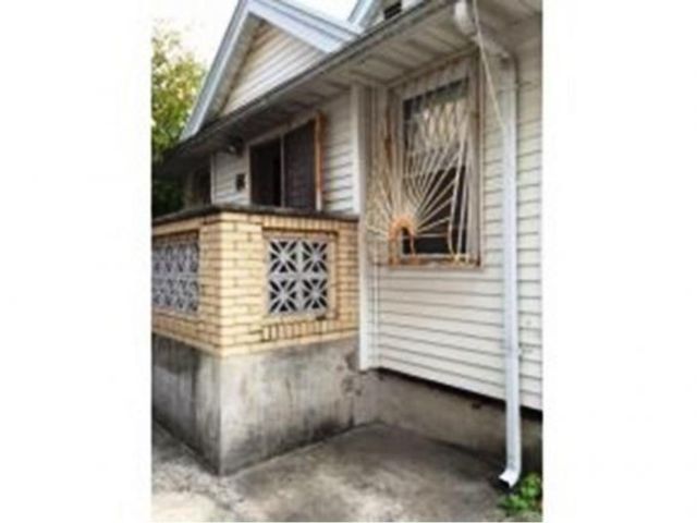  3 BR,  2.00 BTH &nbsp;Single family style home in Brighton Beach