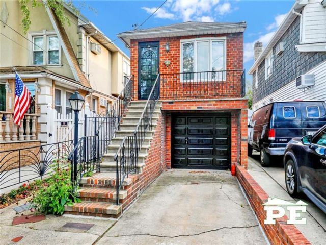  3 BR,  2.00 BTH &nbsp;Single family style home in Marine Park