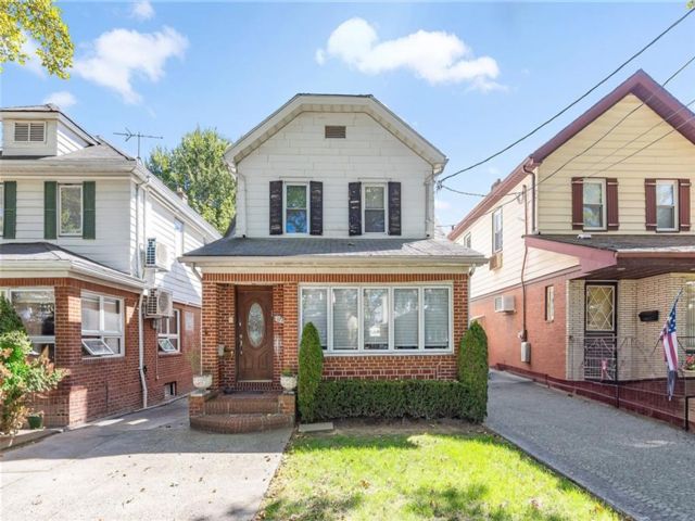  4 BR,  4.00 BTH &nbsp;Single family style home in Madison