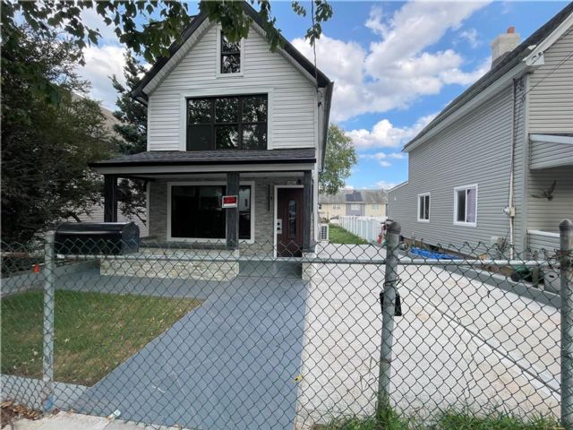  3 BR,  2.00 BTH &nbsp;Single family style home in Mariners Harbor