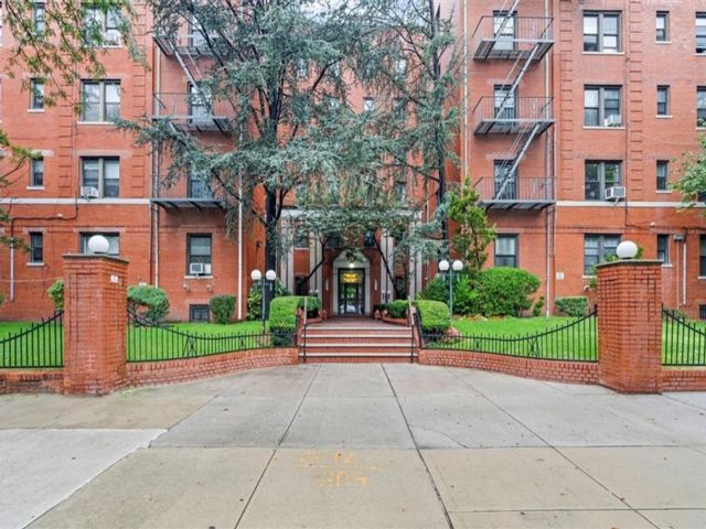  1 BR,  1.00 BTH &nbsp;Co-op style home in Kensington