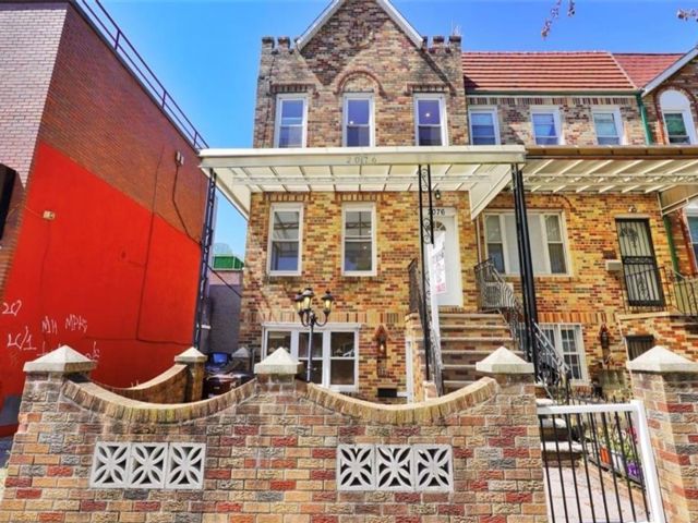  6 BR,  3.00 BTH &nbsp;Multi-family style home in Marine Park