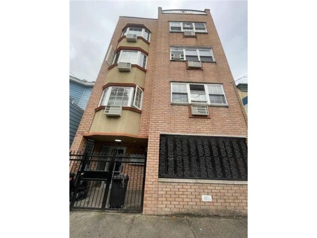  7 BR,  0.00 BTH &nbsp;Multi-family style home in Corona