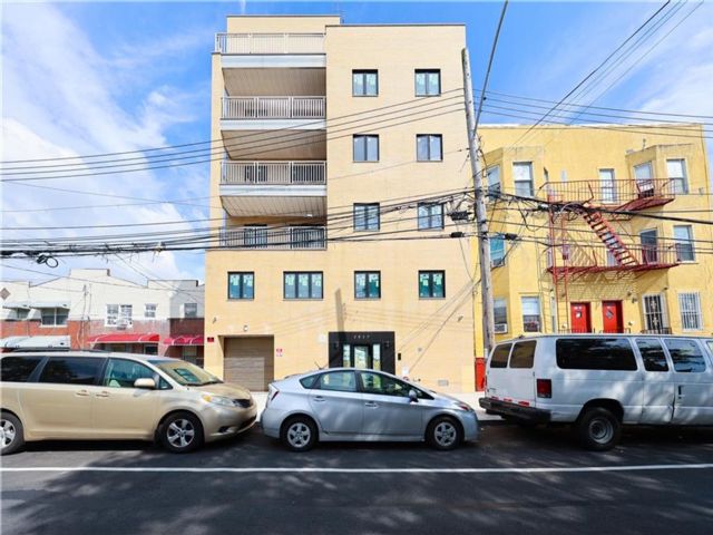  3 BR,  2.00 BTH &nbsp;Condominium style home in Coney Island