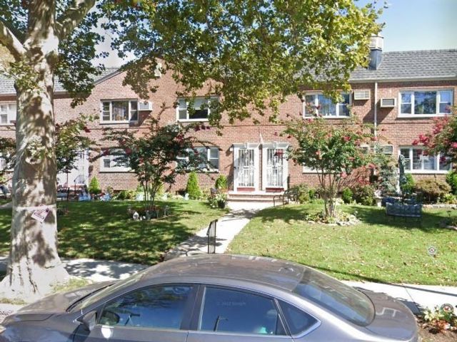  1 BR,  1.00 BTH &nbsp;Co-op style home in Bath Beach