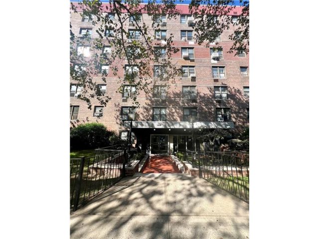  2 BR,  2.00 BTH &nbsp;Co-op style home in Marine Park