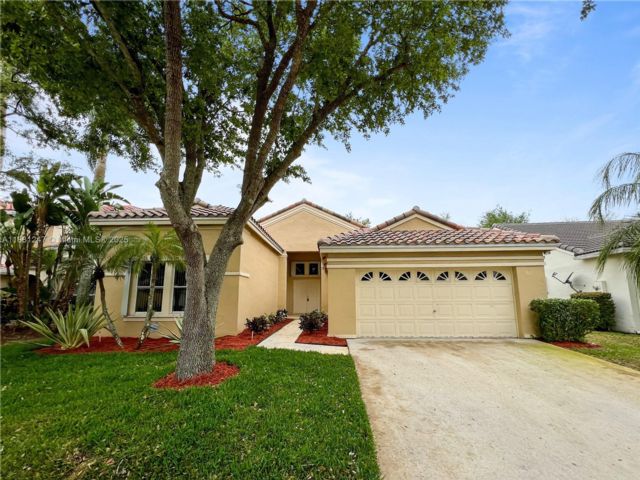  4 BR,  2.50 BTH &nbsp; style home in Weston