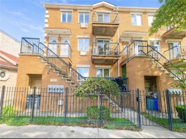  3 BR,  3.00 BTH &nbsp;Condominium style home in Sheepshead Bay