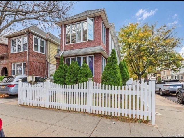 Studio,  7.00 BTH &nbsp;Multi-family style home in Midwood