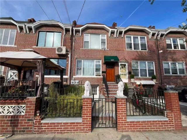 Studio,  0.00 BTH &nbsp;Multi-family style home in Bensonhurst