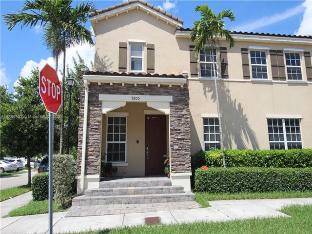  4 BR,  3.00 BTH &nbsp;Townhouse style home in Miami