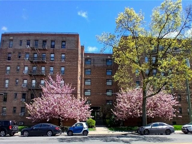  1 BR,  1.00 BTH &nbsp;Co-op style home in Marine Park