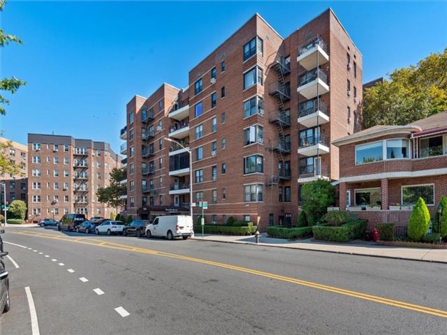  1 BR,  1.00 BTH &nbsp;Co-op style home in Bay Ridge