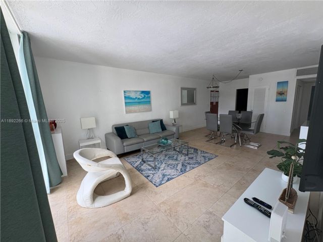  2 BR,  2.00 BTH &nbsp; style home in Hollywood