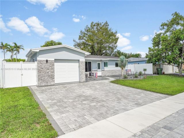  3 BR,  2.00 BTH &nbsp; style home in Pembroke Pines