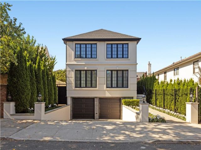  5 BR,  3.50 BTH &nbsp;Single family style home in Bay Ridge