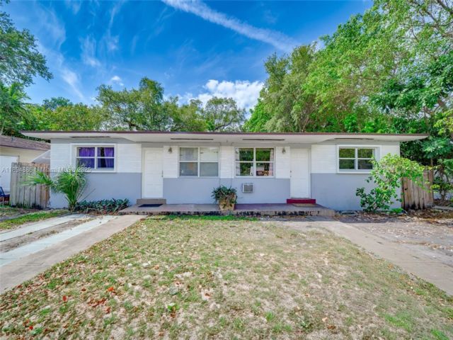  3 BR,  2.00 BTH &nbsp;Duplex style home in Miami