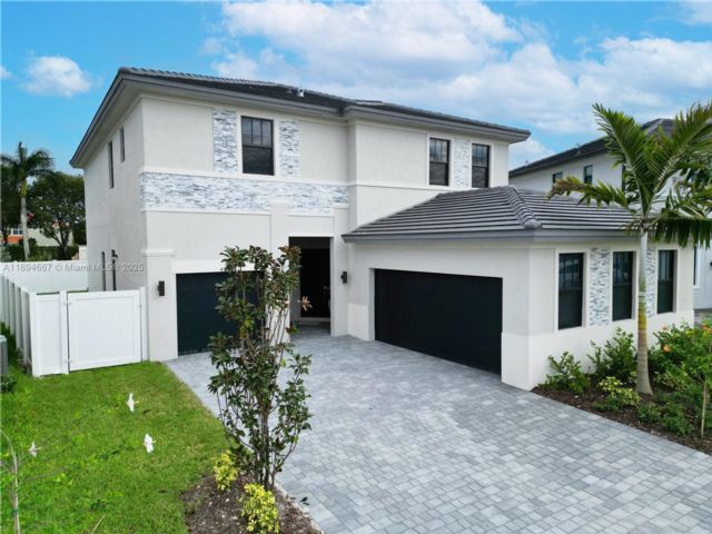 5 BR,  4.50 BTH &nbsp; style home in Miramar