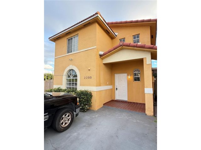 3 BR,  2.00 BTH &nbsp;Townhouse style home in Hialeah