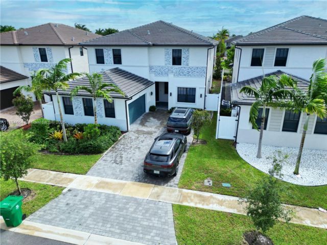 5 BR,  4.50 BTH &nbsp; style home in Miramar