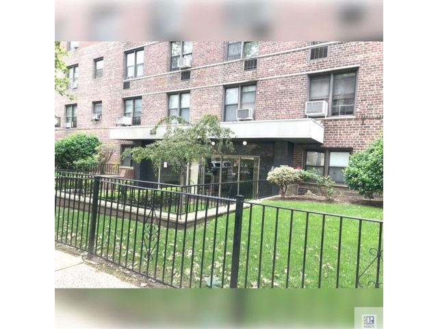  2 BR,  2.00 BTH &nbsp;Co-op style home in Sheepshead Bay