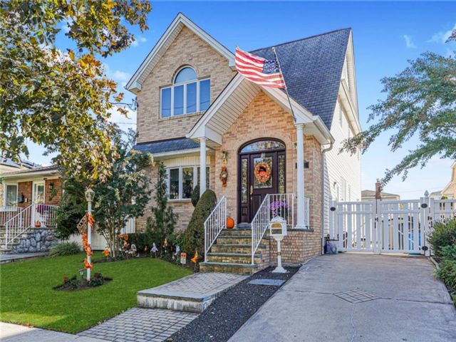  3 BR,  4.00 BTH &nbsp;Single family style home in Richmondtown