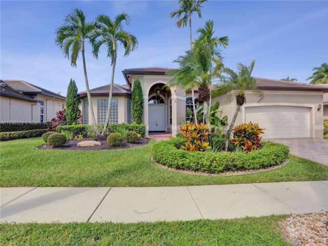 4 BR,  3.00 BTH &nbsp; style home in Weston