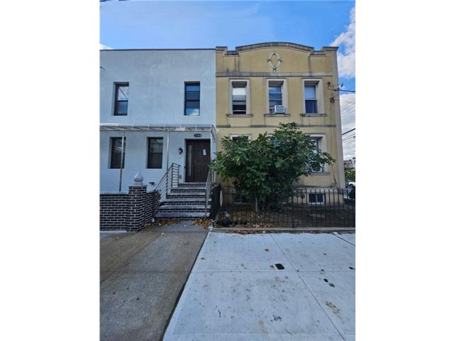  8 BR,  4.00 BTH &nbsp;Multi-family style home in Gravesend