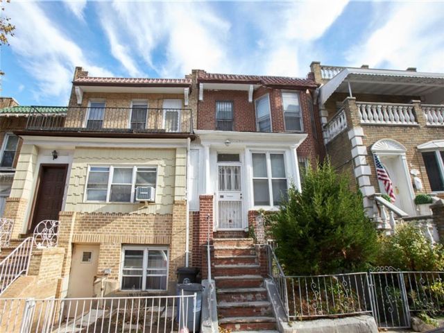  3 BR,  3.00 BTH &nbsp;Single family style home in Bay Ridge