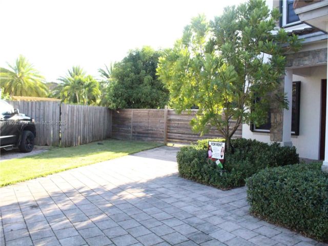  4 BR,  4.00 BTH &nbsp; style home in Homestead