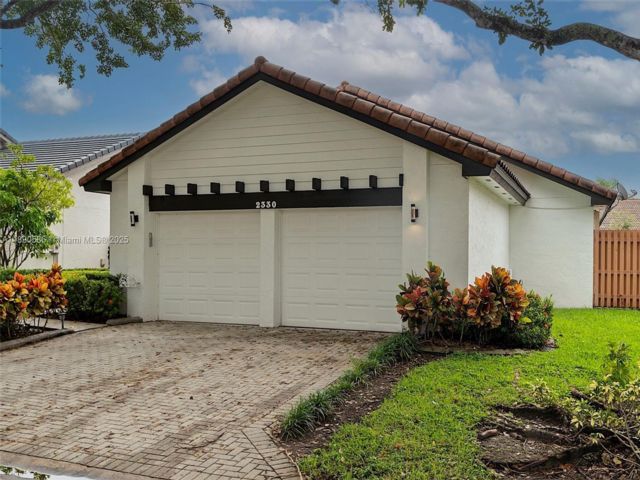  3 BR,  2.00 BTH &nbsp; style home in Weston