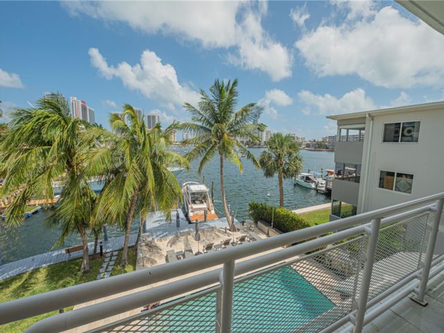  3 BR,  2.50 BTH &nbsp; style home in Hallandale Beach