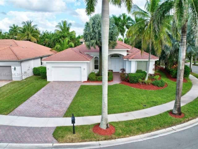  4 BR,  3.00 BTH &nbsp; style home in Weston