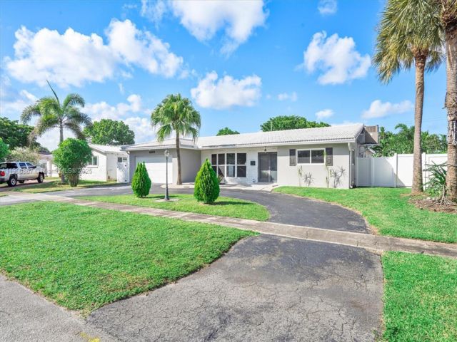  4 BR,  2.00 BTH &nbsp; style home in Hollywood