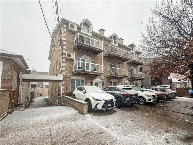  3 BR,  3.00 BTH &nbsp;Condominium style home in Sheepshead Bay