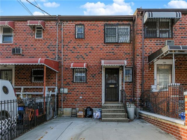  3 BR,  1.50 BTH &nbsp;Single family style home in East New York