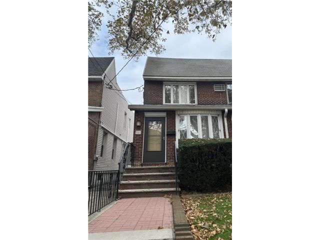  3 BR,  2.00 BTH &nbsp;Single family style home in Bensonhurst