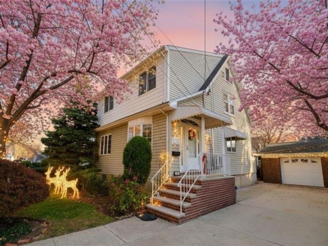  5 BR,  3.00 BTH &nbsp;Single family style home in Great Kill