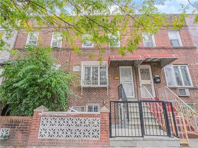  5 BR,  3.00 BTH &nbsp;Single family style home in Bay Ridge