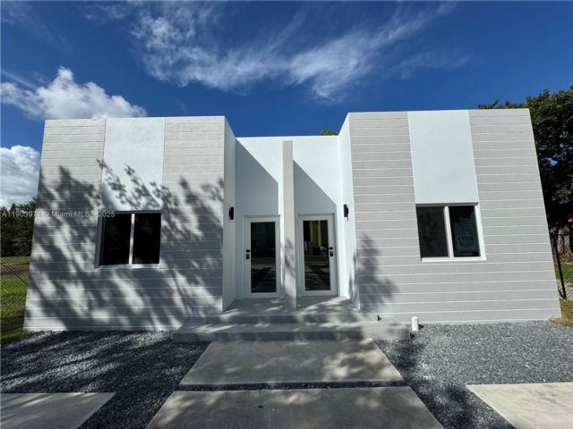  3 BR,  2.00 BTH &nbsp; style home in Miami