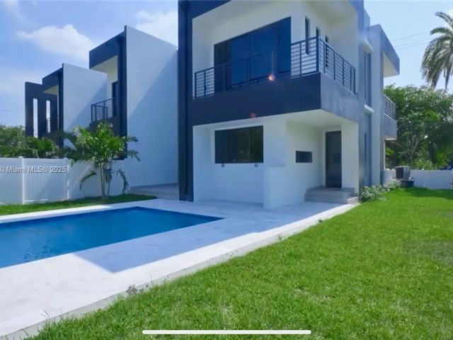  3 BR,  3.50 BTH &nbsp; style home in Hollywood