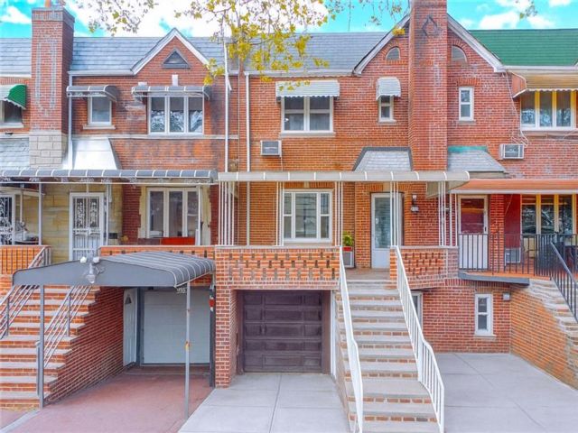  3 BR,  3.00 BTH &nbsp;Multi-family style home in Sheepshead Bay