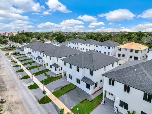  5 BR,  4.00 BTH &nbsp; style home in Miami