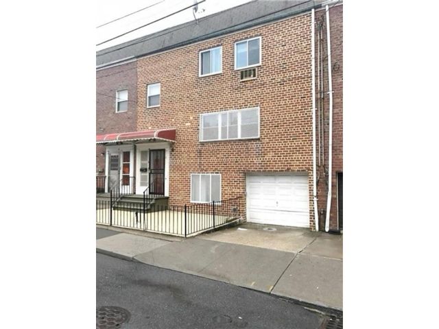  5 BR,  3.00 BTH &nbsp;Single family style home in Brighton Beach