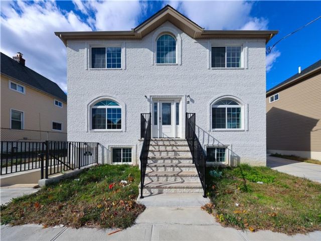  3 BR,  4.00 BTH &nbsp;Multi-family style home in Mariners Harbor