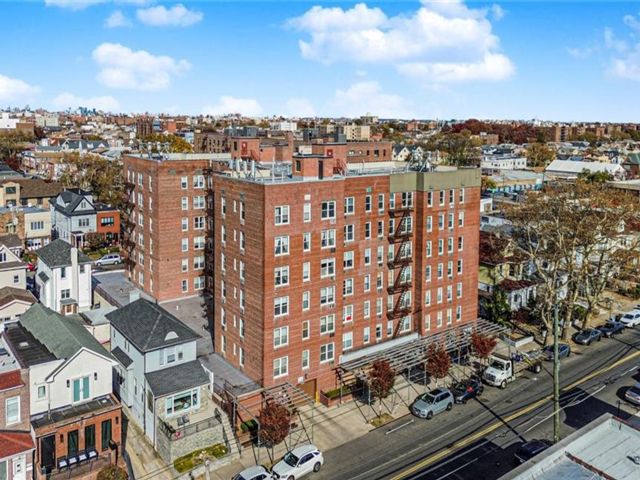  2 BR,  2.00 BTH &nbsp;Co-op style home in Sheepshead Bay