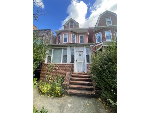  3 BR,  3.00 BTH &nbsp;Single family style home in Flatbush