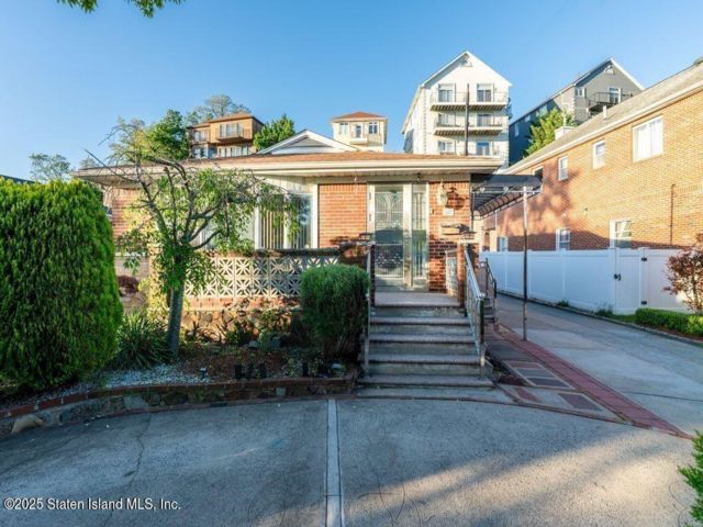  4 BR,  2.00 BTH &nbsp;Single family style home in Concord